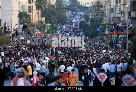 Amman, Jordan. 18 ottobre 2023. La gente partecipa a una manifestazione pro-palestinese contro il mortale attacco a un ospedale nella Striscia di Gaza, vicino all'ambasciata israeliana ad Amman, in Giordania, il 18 ottobre 2023. Credito: Mohammad Abu Ghosh/Xinhua/Alamy Live News Foto Stock