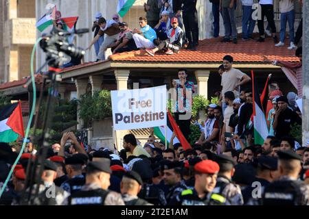 Amman, Jordan. 18 ottobre 2023. La gente partecipa a una manifestazione pro-palestinese contro il mortale attacco a un ospedale nella Striscia di Gaza, vicino all'ambasciata israeliana ad Amman, in Giordania, il 18 ottobre 2023. Credito: Mohammad Abu Ghosh/Xinhua/Alamy Live News Foto Stock