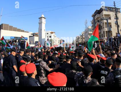 Amman, Jordan. 18 ottobre 2023. La gente partecipa a una manifestazione pro-palestinese contro il mortale attacco a un ospedale nella Striscia di Gaza, vicino all'ambasciata israeliana ad Amman, in Giordania, il 18 ottobre 2023. Credito: Mohammad Abu Ghosh/Xinhua/Alamy Live News Foto Stock