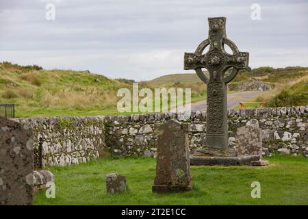 La Kildalton Cross è un'alta croce monolitica a forma di croce celtica nel cimitero dell'ex chiesa parrocchiale di Kildalton, sull'isola di Islay. Foto Stock