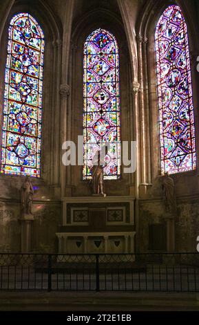 Vetrate colorate in una cappella laterale dall'interno della Cathédrale Saint-Gatien de Tours Indre-et-Loire France Foto Stock