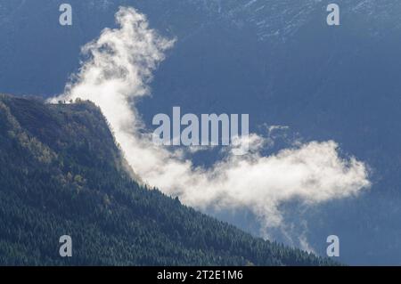 nebbia tra le montagne in retroilluminazione Foto Stock