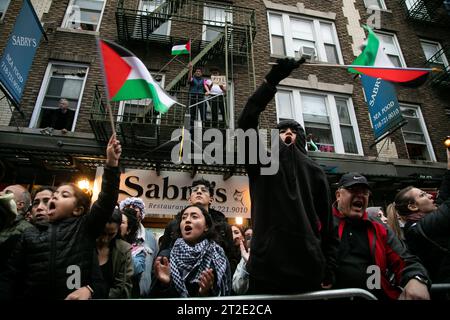 New York, USA. 18 ottobre 2023. La gente si riunisce in un raduno per sostenere i palestinesi in mezzo all'escalation del conflitto israelo-palestinese a New York, negli Stati Uniti, il 18 ottobre 2023. Crediti: Michael Nagle/Xinhua/Alamy Live News Foto Stock