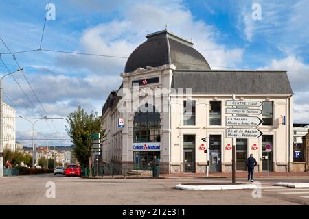 Limoges, Francia - 9 novembre 2019: Agenzia Crédit Mutuel situata in Place Jourdan. Foto Stock