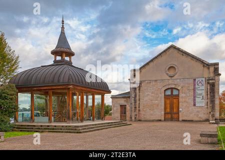 Limoges, Francia - 9 novembre 2019: La città dell'artigianato e delle arti di Limoges (in francese: Cité des métiers et des Arts de Limoges) è un incontro ed esibizioni Foto Stock