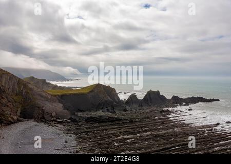 Sceda Point e la costa del North Devon vicino Hartland, in un giorno tempestoso: Devon, Regno Unito Foto Stock