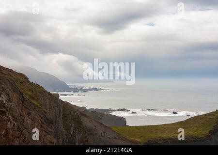 La costa settentrionale del Devon, che guarda a sud da Hartland Quay in un giorno tempestoso: Devon, Regno Unito Foto Stock