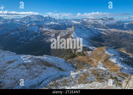 Vista panoramica dalla cima del Monte Lagazuoi nelle Dolomiti italiane. Paesaggio montuoso innevato che si affaccia sulla famosa montagna della Marmolada. Foto Stock