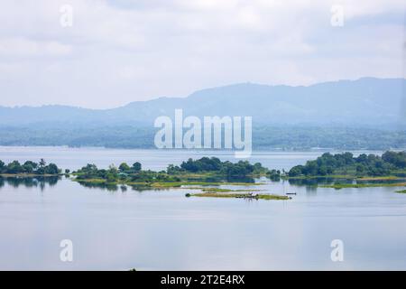 Bellezza del lago Kaptai. Questa foto è stata scattata da Rangamati, Chittagong, Bangladesh. Foto Stock