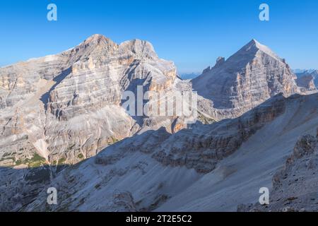 Giornata perfetta con cielo azzurro e cristallino guardando la catena delle Tofane nelle Dolomiti d'Ampezzo d'Italia. Pendii calcarei erosi. Foto Stock