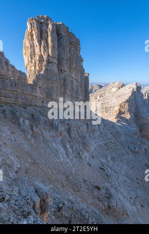 Alto butte calcareo su una cresta di montagna nelle Dolomiti d'Ampezzo d'Italia Foto Stock