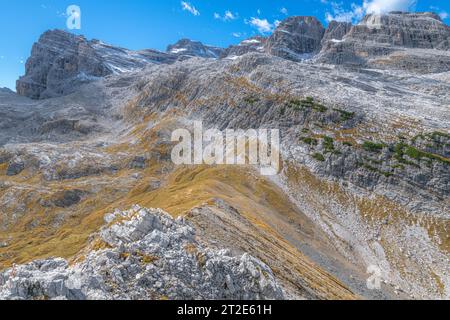 Rocce stratificate perfette, montagne stratificate nelle Dolomiti di Brenta vicino al passo Grostè. Strati geologici visibili nelle montagne. Foto Stock