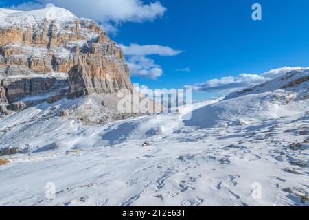 Cima della Tofana di Rozes nelle Dolomiti d'Ampezzo. La neve copre il sentiero che porta alla base del monte e alla Ferrata Lipella. Foto Stock