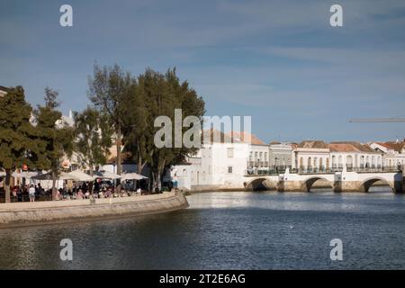 Vista su Tavira con il fiume Gilao, l'Algarve, il Portogallo e l'Europa Foto Stock