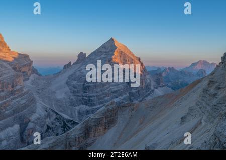 Tramonto alpino su Tofana di Rozes vicino Cortina, nel cuore delle Dolomiti italiane. Tramonto senza nuvole su pendici rocciosi di montagna. Foto Stock