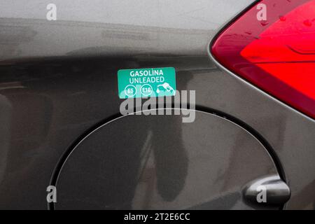 Adesivo sopra il coperchio del tappo del carburante che mostra il tipo di carburante richiesto per l'auto a noleggio, Portogallo Foto Stock