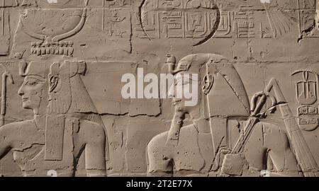 Lavori di soccorso presso il Tempio di Hathor a Dendera, Valle del Nilo, Egitto, Nord Africa Foto Stock