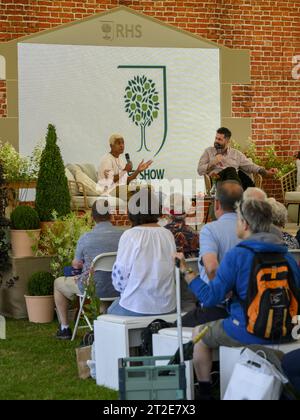 Il presentatore Gardeners' World Arit Anderson e Michael Perry (Mr Plant Geek) danno consigli di un esperto - RHS Flower Show Tatton Park 2023, Cheshire, Inghilterra, Regno Unito. Foto Stock