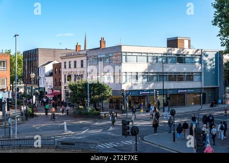 Vivace incrocio tra High Street, Wigford Way e St Mary's Street, Lincoln City, Lincolnshire, Inghilterra, Regno Unito Foto Stock