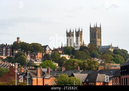 Cattedrale di Lincoln e torre di osservazione del castello in cima alla scarpata, Lincoln City, Lincolnshire, Inghilterra, Regno Unito Foto Stock