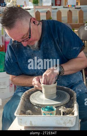 Vasaio che prepara una piccola pentola su ruota, il Little Pottery Studio, il centro commerciale St Marks, Lincoln City, Lincolnshire, Inghilterra, Regno Unito Foto Stock