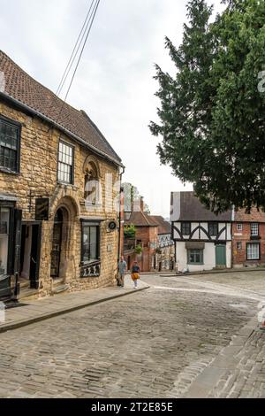 Ammira la ripida collina da Wordsworth Street, Lincoln City, Lincolnshire, Inghilterra, Regno Unito Foto Stock