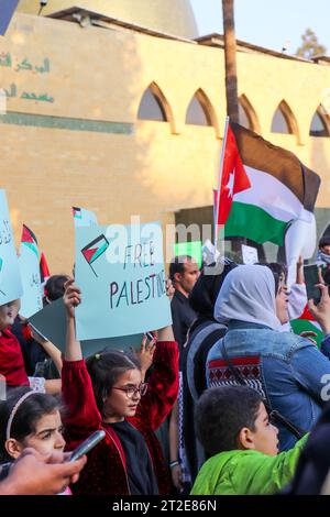 Amman, Giordania - 18 ottobre 2023 : manifestazioni del popolo giordano in solidarietà con Gaza e il popolo palestinese (bandiera di Giordania e Palestina) Foto Stock