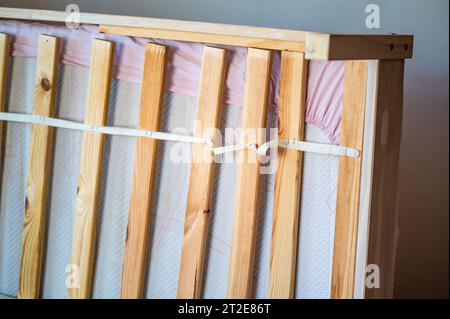 Vista della parte inferiore del letto in legno e del telaio. Foto Stock