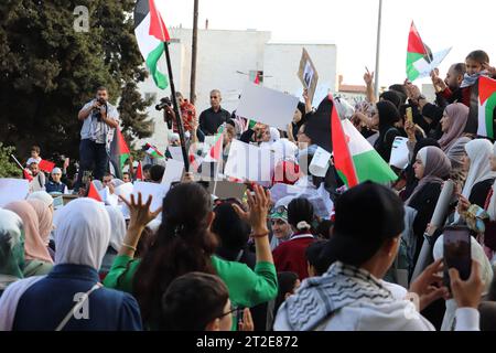Amman, Giordania - 18 ottobre 2023 : manifestazioni del popolo giordano in solidarietà con Gaza e il popolo palestinese (bandiera di Giordania e Palestina) Foto Stock