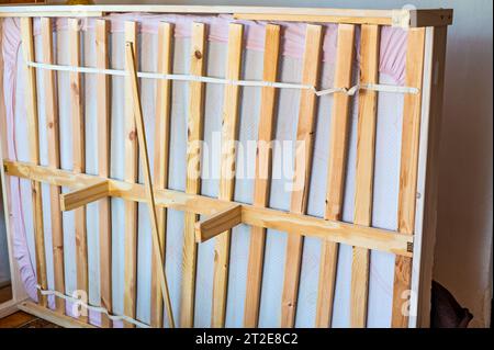 Vista della parte inferiore del letto in legno e del telaio. Foto Stock