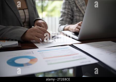 Donna d'affari, imprenditrice, contabile che lavora su report finanziari alla scrivania utilizzando calcolatrice, notebook. Foto Stock