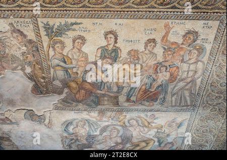 Mosaico raffigurante il primo bagno del dio della vinificazione Dioniso nella casa di Aion, sito archeologico di Kato Pafos, Paphos (Pafos), Cipro. Foto Stock