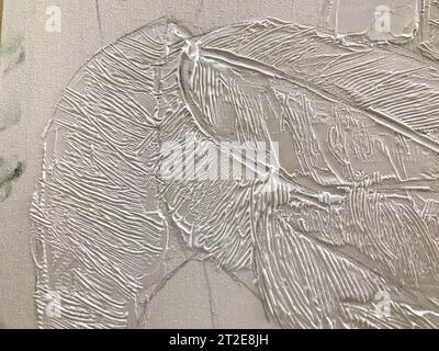 Vernice volumetrica di sfondo strutturata bianco-grigio-scarlatto, effetto cartapesta. Foto Stock