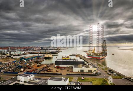 Impianti petroliferi nel porto di Esbjerg, nel Mare del Nord, Danimarca Foto Stock
