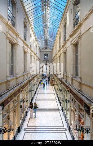 Passage Pommeraye è un passaggio coperto a Nantes, in Francia. Lo sviluppatore Louis Pommeraye costruì 3 piani collegati con una grande scala. Completato nel 1843. Foto Stock