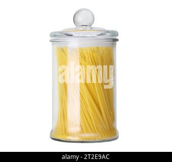 Vaso di vetro riempito con spaghetti secchi isolati su bianco Foto Stock