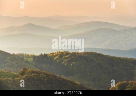 Sereno tramonto sulla catena montuosa di Misty in una natura tranquilla Foto Stock