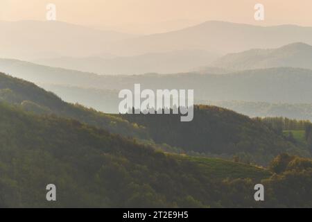 Serena alba sulla catena montuosa di Misty in una natura tranquilla Foto Stock