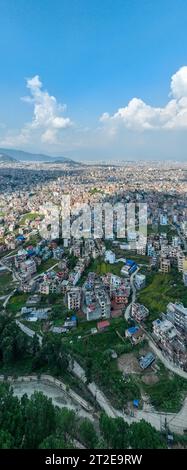 Vista aerea di Kathmandu, Kirtipur, colline, palazzi ed edifici. Terrazze e case, strade cittadine. Nepal. 10-13-2023 Foto Stock