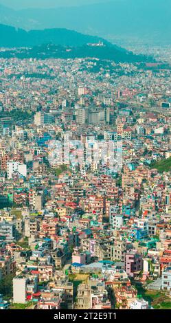 Vista aerea di Kathmandu, Kirtipur, colline, palazzi ed edifici. Terrazze e case, strade cittadine. Nepal. 10-13-2023 Foto Stock