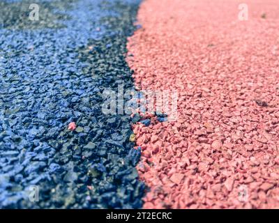 rivestimento per pavimenti sportivi antiscivolo. struttura blu-rosa, pietre di colori diversi. sfondo di piccole pietre rosa e blu, che sono tigh Foto Stock