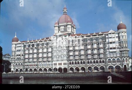 Il Taj Mahal Palace è un hotel storico a cinque stelle di lusso nell'area di Colaba di Mumbai, Maharashtra, India, situato vicino al Gateway of India. Ha una vista esotica del Mar Arabico. Foto Stock