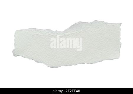primo piano di un pezzo bianco di carta acquerello con spazio copiato. carta strappata isolata su sfondo bianco. Foto Stock