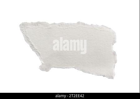 primo piano di un pezzo di carta ad acquerello bianco strappato con spazio di copiatura. carta strappata isolata su sfondo bianco. Foto Stock