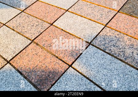 Consistenza di piastrelle di granito rettangolari in marmo con cuciture sulla strada. Lo sfondo. Foto Stock