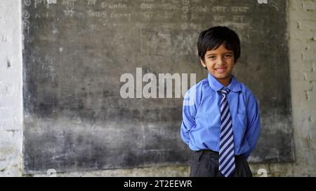 Ritratto dei ragazzi delle scuole indiane felici che indossano l'uniforme scolastica. Concetto di skill India. Concetto di istruzione. India rurale. Concetto di amicizia, educazione e.. Foto Stock