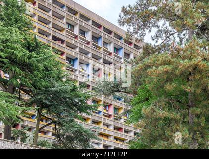 Un edificio classico del XX secolo. Maison d'Habitation di le Corbusier a Reze a sud di Nantes. Conosciuto anche come la Maison Radieuse le Corbusier. Foto Stock