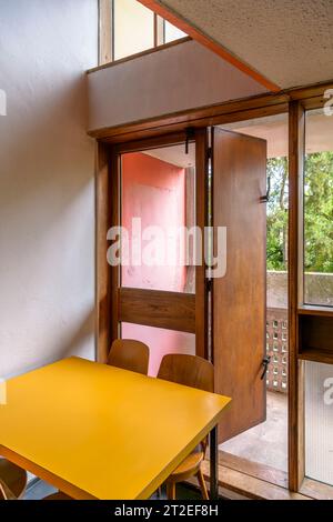 All'interno di un appartamento che mostra la terrazza sul tetto della Maison d'Habitation di le Corbusier a Reze, Nantes. Chiamata anche la Maison Radieuse le Corbusier. Foto Stock