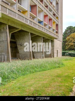 Sotto la Maison d'Habitation di le Corbusier a Reze, Nantes. Conosciuto anche come la Maison Radieuse le Corbusier. L'edificio poggia su pilotis di cemento. Foto Stock