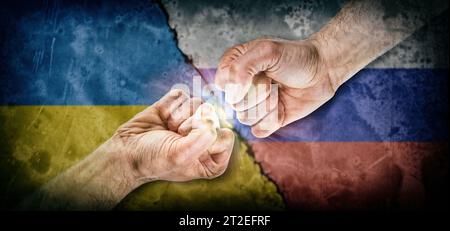 Concetto di guerra tra russi e ucraini con pugni di fronte l'uno all'altro e bandiere di entrambi i paesi sullo sfondo con effetto invecchiato. Foto Stock